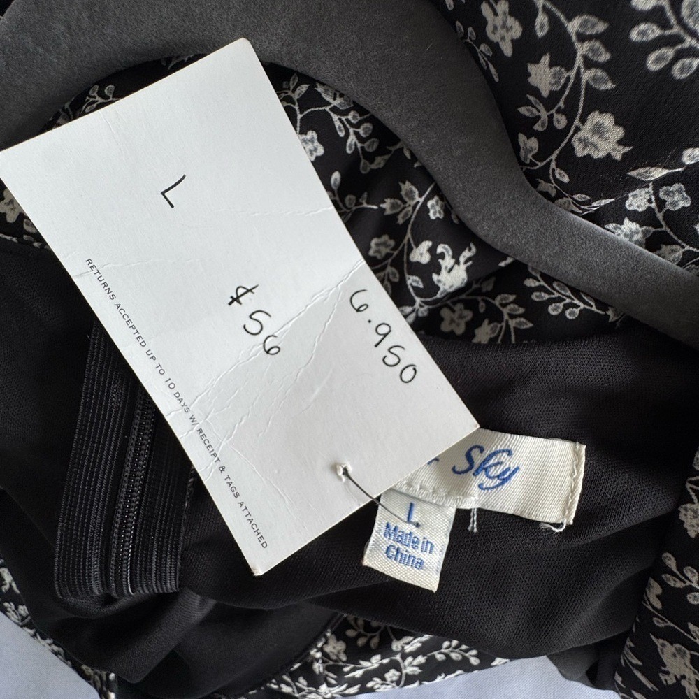 She + Sky Monochrome Floral Romper Size Large - Picture 6 of 7